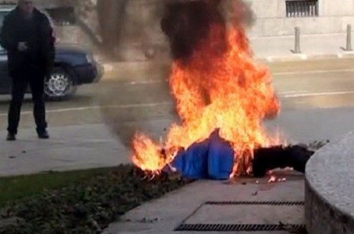 Bakıda DƏHŞƏT: Gənc qadın üzərinə benzin töküb, yandırdı