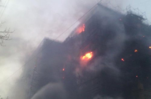 SON DƏQİQƏ: Bakıda çoxmərtəbəli bina yanır