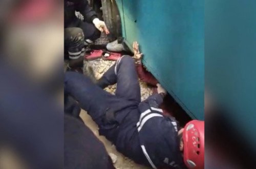 Bakıda avtobusun altında qalan qızın xilas edilmə anı – VİDEO