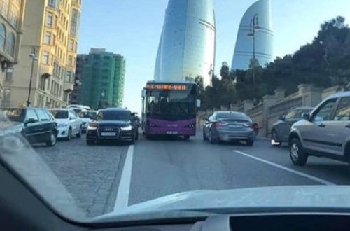 18 nömrəli avtobus sərnişinlərin həyatını belə təhlükəyə atır (FOTO)