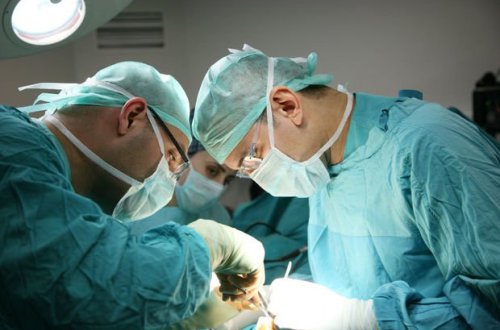 10 yaşlı uşağı “tok” vurdu, qolu amputasiya edildi