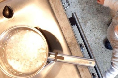 Gəncədə 3 yaşlı uşağın üzərinə qaynar su töküldü