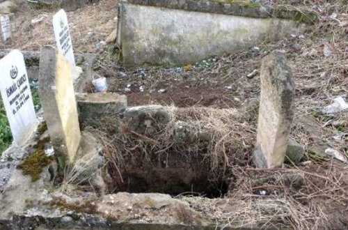 Xəzinə axtaranlar qəbirdə görün nə gördülər - FOTOLAR