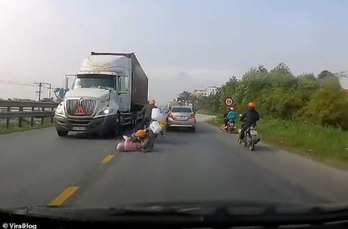 Vyetnamda ana övladını yük maşınının altından sağ çıxardı - VİDEO