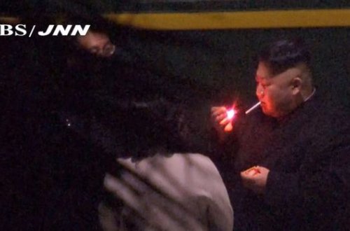 Kim Çen In siqaret çəkərkən kameraya düşdü - VİDEO