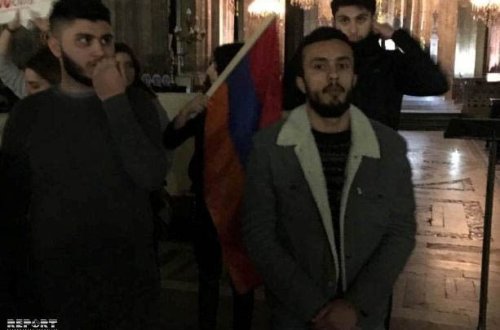 Parisdə Xocalı soyqırımı tədbiri keçirilən kilsəyə ermənilər basqın ediblər - FOTO