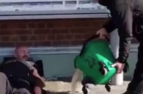 Küçədə yatan bomjun üstünə çirkli su atdılar - Qalmaqal yaradan VIDEO - FOTO