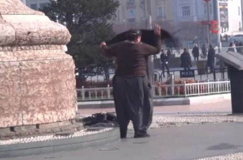 Şəhərin mərkəzində BİABIRÇILIQ! - Əvvəl paltarını dəyişdi, sonra... - VİDEO