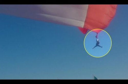 Bayraqla birlikdə havaya qalxan əsgər yerə çırpıldı – Video