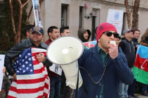 Azərbaycanlılar Ermənistanın Vaşinqtondakı səfirliyi qarşısında etiraz aksiyası keçirdi - FOTO