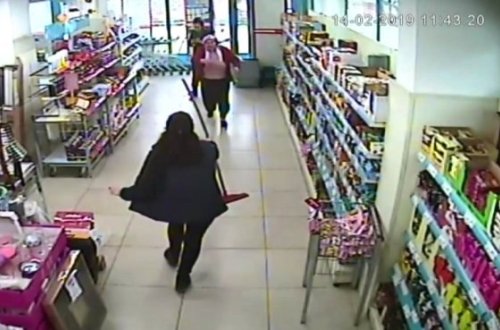 Mağazanı soymağa çalışan 25 yaşlı gənci süpürgə ilə qovdu - FOTOLAR