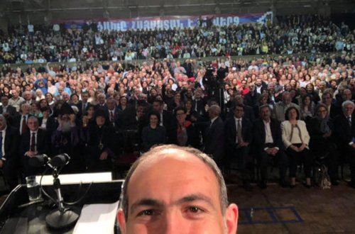 Fazil Mustafa Paşinyanın feysbukda paylaşdığı şəklə etiraz etdi