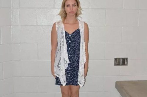 Qadın müəllim bir şagirdini qapıya gözətçi qoyub, digər şagirdi ilə sevişdi - FOTO