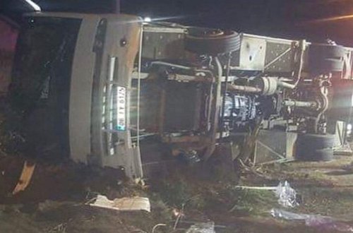 Səfərdən qayıdan azarkeşlərin avtobusu qəzaya düşdü - 2 nəfər öldü