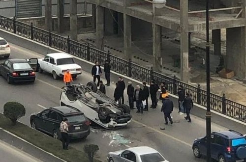 Bakıda ağır qəza: avtomobil aşdı - FOTO