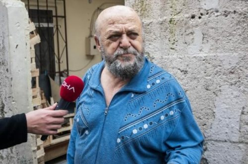 Hamı sirli adamdan danışır! Kasıbların qapısına pul qoyur/ FOTOLAR