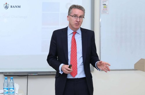 Вице-президент BP Найл Хендерсон провел семинар в Бакинской высшей школе нефти