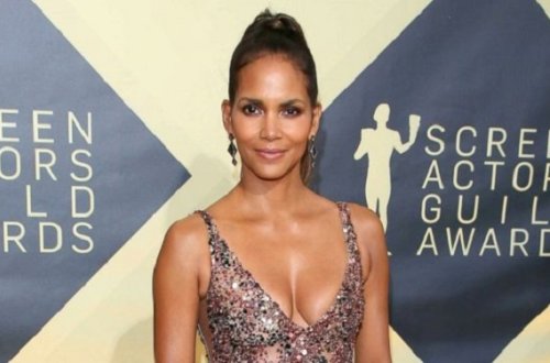 Hollivud ulduzu mətbəxə çılpaq girdi, yumurta qırdı — FOTO