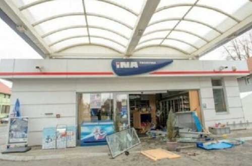 Şokolad almaq üçün avtomobillə MAĞAZAYA GİRDİ - FOTO