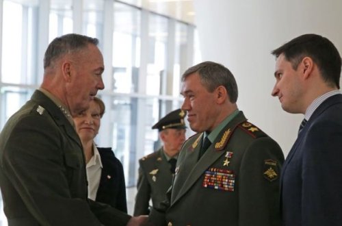 Rusiyalı general amerikalı həmkarına hədiyyə verib - Bakıdakı görüşdə