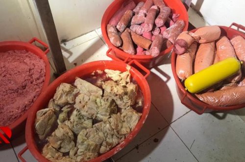 Azərbaycanda kolbasa sexindən dəhşətli görüntülər