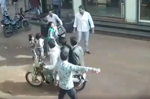 İki yaşlı uşaq üçüncü mərtəbədən yıxıldı, sağ qaldı - VİDEO