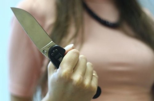 Əri 8 Mart münasibətilə hədiyyə almadığına görə arvad özünü bıçaqladı