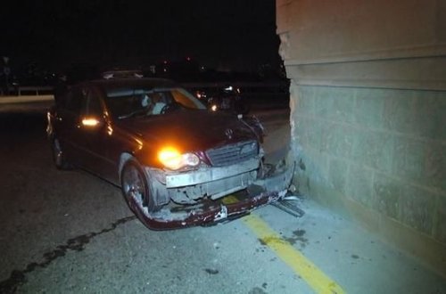 Bakıda xanım sürücü avtomobili tunelə çırpdı - VİDEO