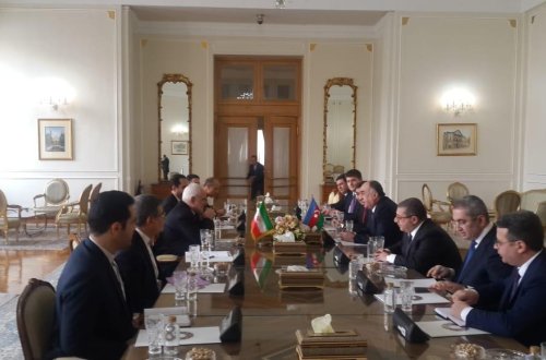 Иран заинтересован в развитии всесторонних отношений с Азербайджаном - Зариф