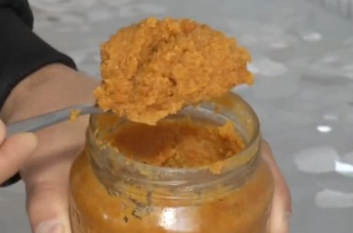 Bakı sakini mağazadan aldığı yağı əridərkən dəhşətə gəldi - VİDEO