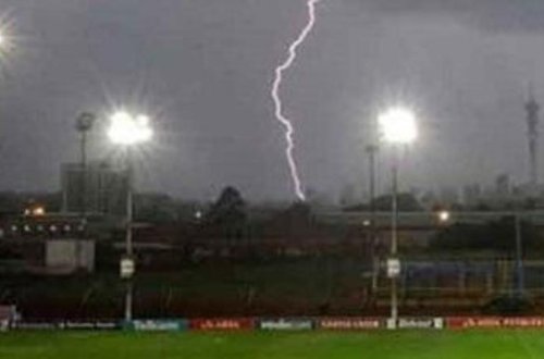 Futbol zamanı stadiona İLDIRIM DÜŞDÜ: ölən və yaralananlar var - VİDEO