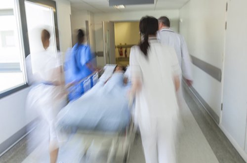 Mingəçevirdə 18 yaşlı qız 5-ci mərtəbədən yıxılıb sağ qaldı - Deputat təfərrüatı yazdı