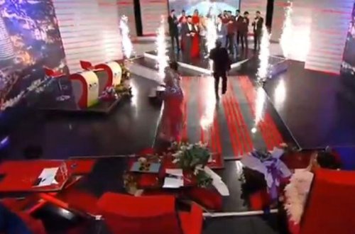 Nazpəri efirdə yıxıldı - Video