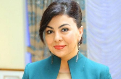 Aşıq Samirə başını bağladı, sinəsini açdı — FOTO