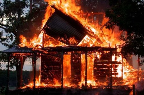 Qadının ərini qarət edə bilmədilər, atasının evini yandırdılar - VİDEO