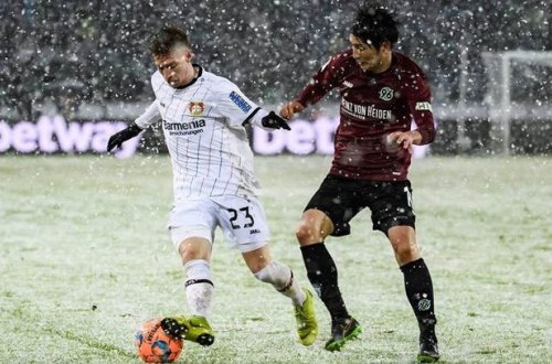 Futbolçu qara görə topu boş qapıya vura bilmədi - VİDEO