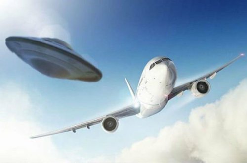 Yadplanetli gəmi sərnişin təyyarəsini belə izlədi — VİDEO