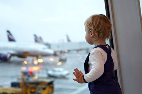 Sərnişin uşağını unutdu, təyyarə geri döndü