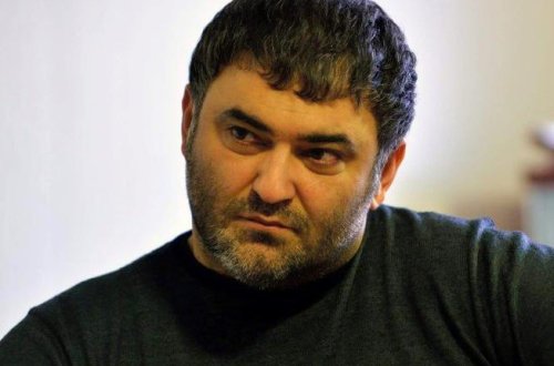 MƏŞHUR AKTYOR “SÖYÜŞ TAKTİKASI”NA ƏL ATILMASININ SƏBƏBİNİ AÇDI:”Onu xalqın gözündən salmaq istəyirlər”