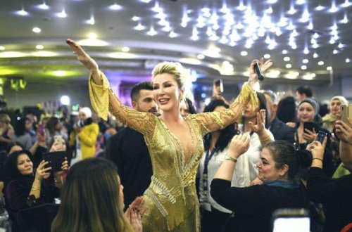 Seda Sayanın səhnədə paltarı cırıldı - Fotolar