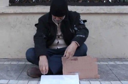 Dilənçi 40 minlik avtomobilinə minərkən kameraya düşdü - VİDEO