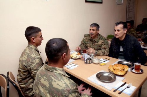 Müdafiə naziri ön xətdə: əsgərlərlə çay içdi - FOTO/VİDEO