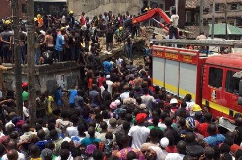 Nigeriyada məktəb binası çökdü: 100-dən çox insan dağıntılar altında - VİDEO