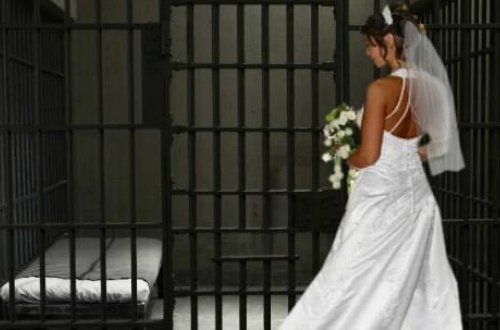 İki qonşusunu öldürən ömürlük məhkum həbsxanada evləndi — Azərbaycanda