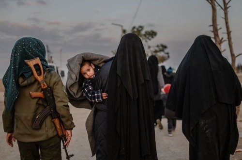 Qadın paltarı geyinmiş makiyajlı İŞİD-çilər ələ keçdilər - VİDEO