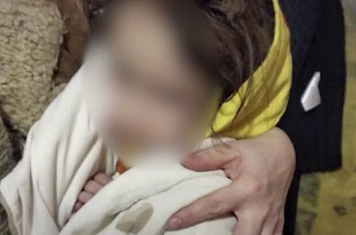 Anası tərəfindən zibilliyə atılan qızın boynundan çıxan hər kəsi ŞOK ETDİ - FOTOLAR