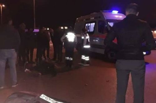 Yol kənarı ilə gedən qadını maşın vurdu - VİDEO