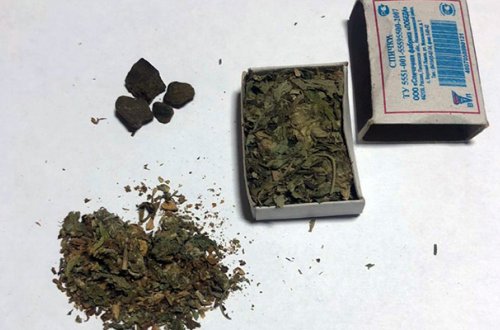 Yol polisi cərimə yazmaq üçün saxladı, silah və narkotik tapdı