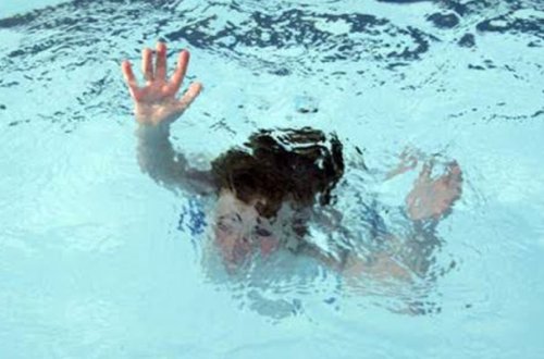 3 yaşlı uşaq su çəlləyinə düşdü - Vəziyyəti ağırdır