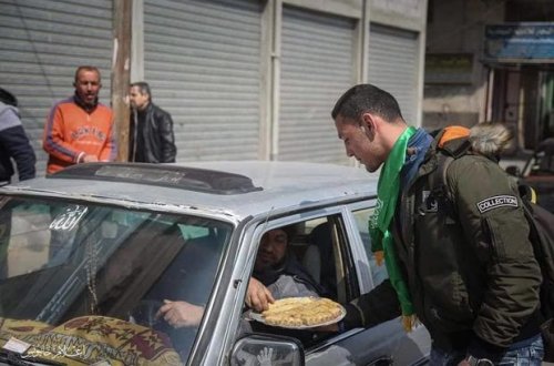 İsrail əsgəri öldürüldü, Qəzzada ehsan paylandı